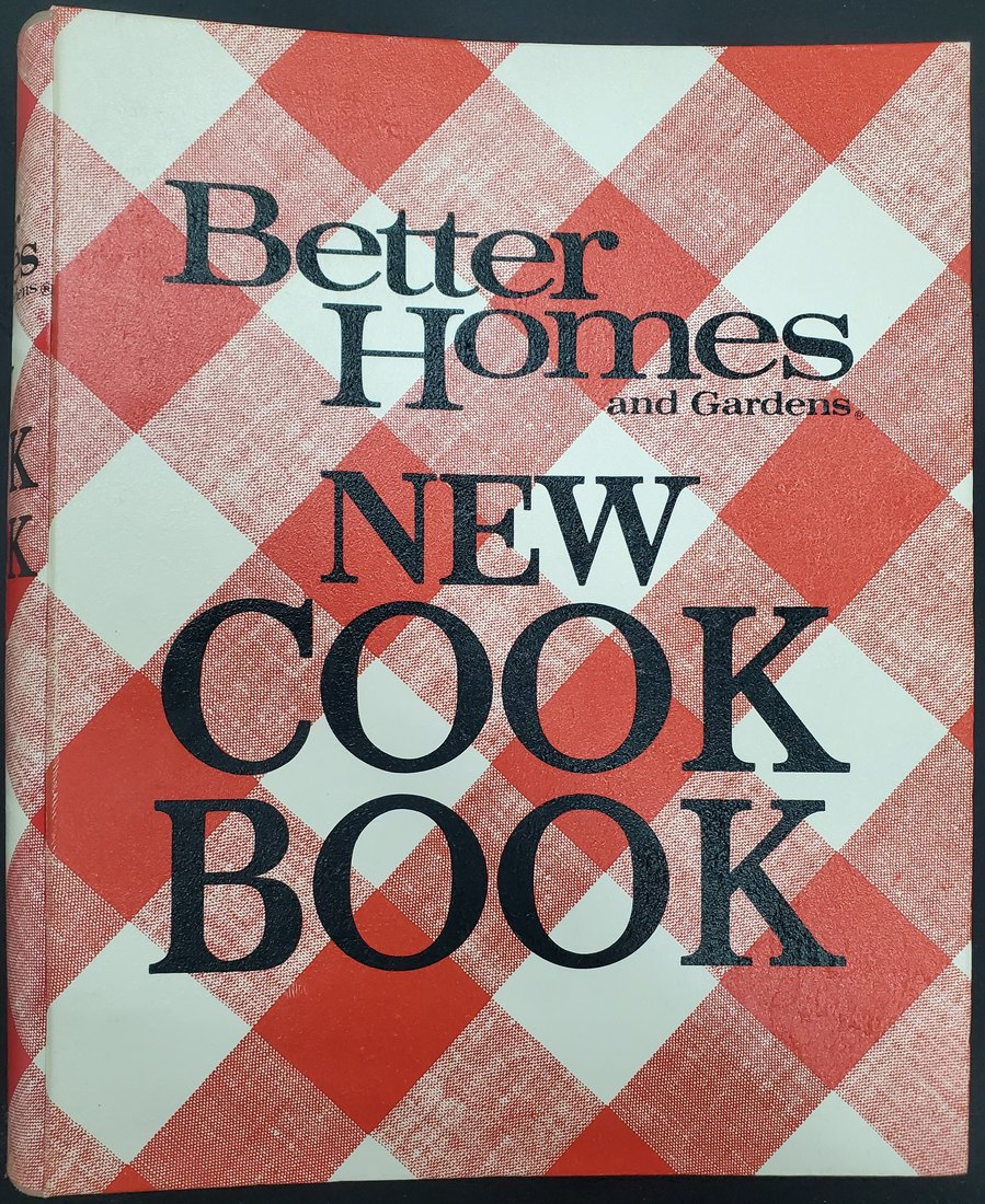 Better Homes and Gardens New Cook Book (1976, Red Plaid Binder)